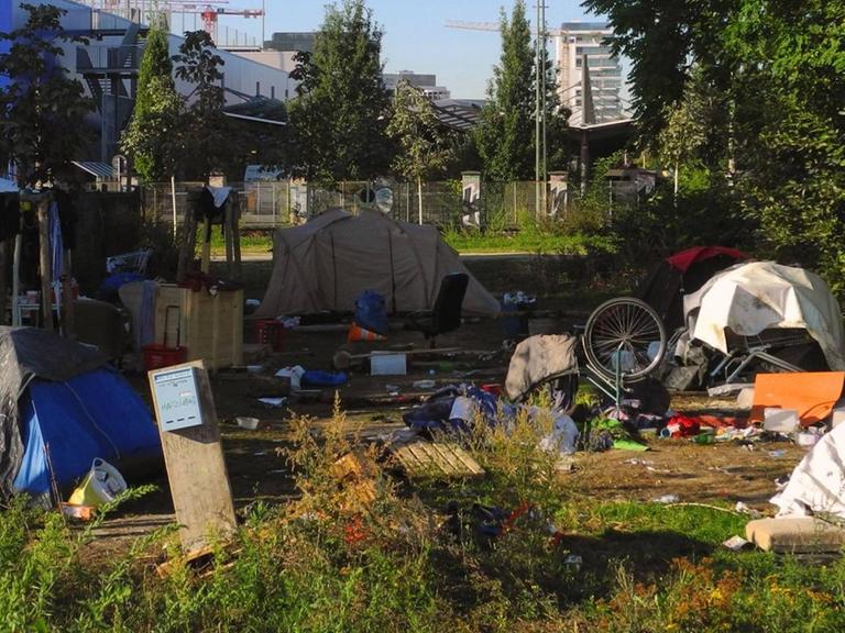 Eine groessere Brachflaeche in Bahngebiet-Naehe und Helsinforser Str. wird seit Monaten illegal von Obdachlosen als Camp genutzt. Aerger mit den umliegenden Anwohnern ist gegeben. ***