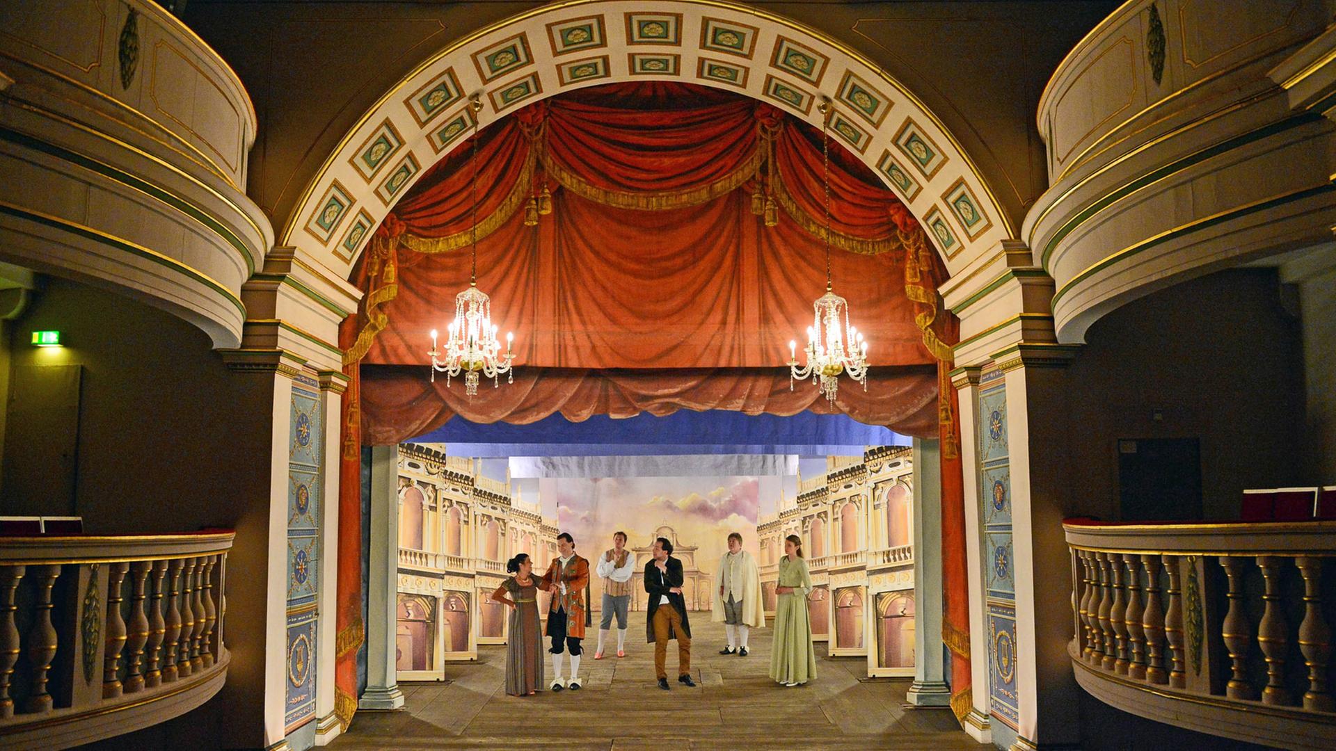 Auf der Bühne des Ekhof-Theaters proben Schauspieler am 01.07.2015 in Gotha (Thüringen) eine Szene der Komödie "Der Impresario von Smyrna" von Carlo Goldoni.