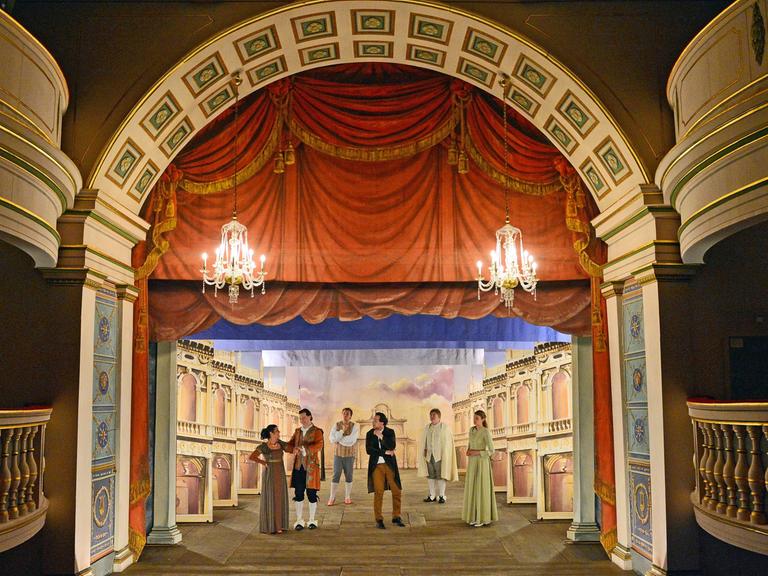 Auf der Bühne des Ekhof-Theaters proben Schauspieler am 01.07.2015 in Gotha (Thüringen) eine Szene der Komödie "Der Impresario von Smyrna" von Carlo Goldoni.