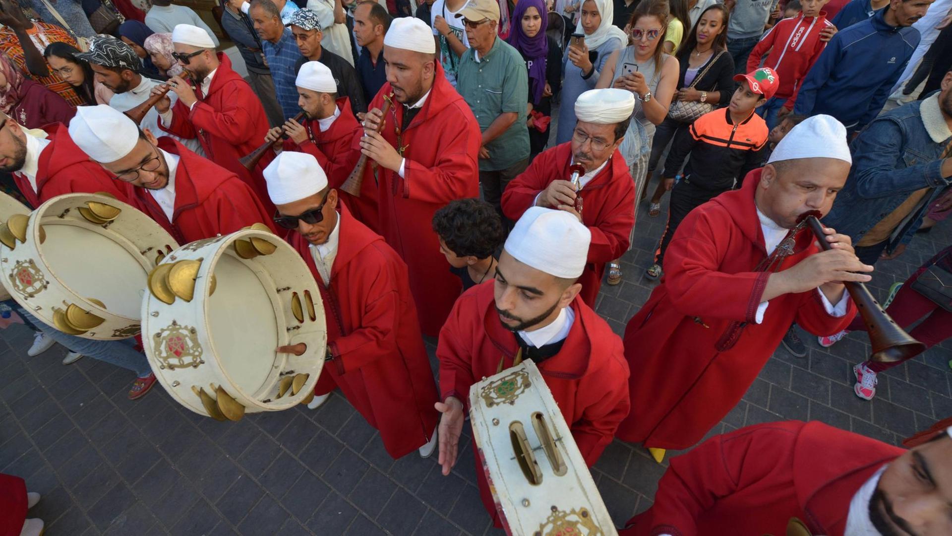 (190621) -- ESSAOUIRA, June 21, 2019 -- Artists perform during a parade before the opening of the 22nd Gnaoua and World Music Festival, in Essaouira, Morocco, June 20, 2019. The annual musical festival kicked off here on Thursday. MOROCCO-ESSAOUIRA-MUSIC FESTIVAL Aissa PUBLICATIONxNOTxINxCHN