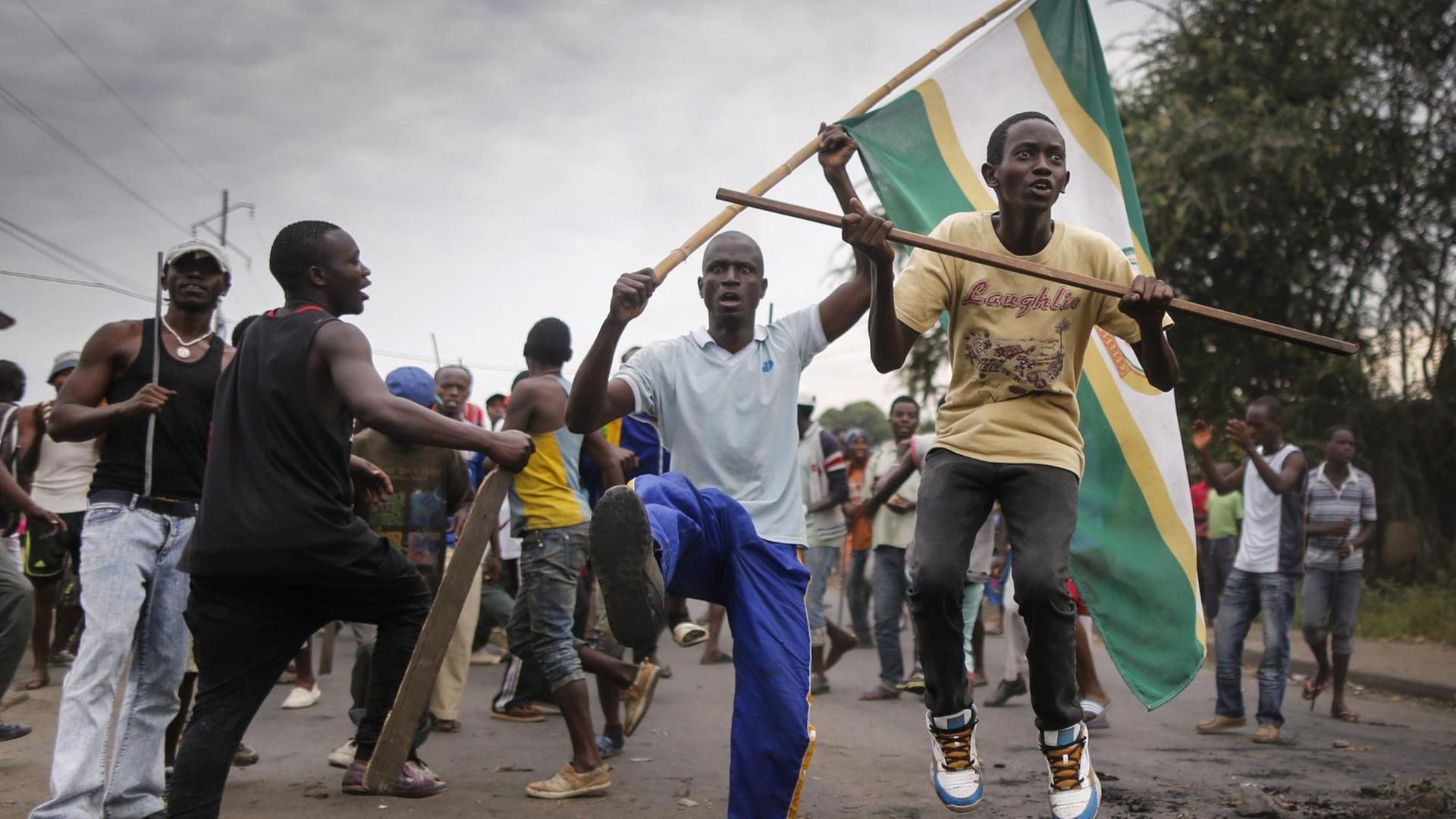 Junge Männer protestieren in der burundischen Hauptstadt Bujumbura gegen Präsident Nkurunziza.