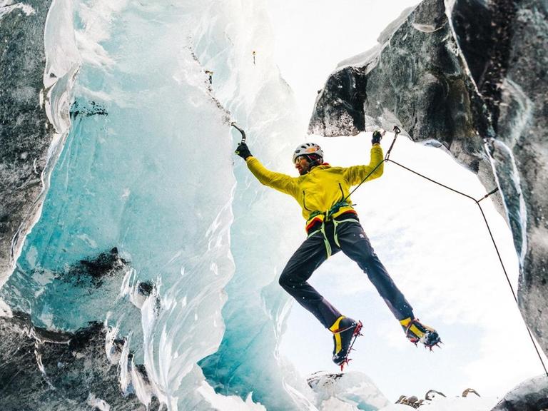 Der Tiroler Bergsteiger Hansjörg Auer beim Eisklettern mit Steigeisen. (undatiert)