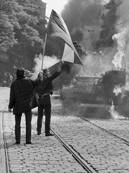 Nach Protesten gegen den Einmarsch sowjetischer Truppen in Prag brennt ein sowjetischer Panzer