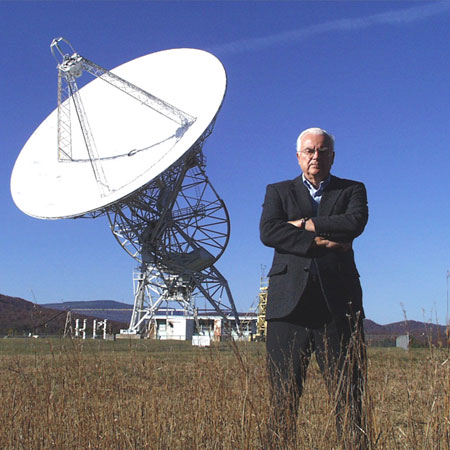 Frank Drake vor einem Radioteleskop