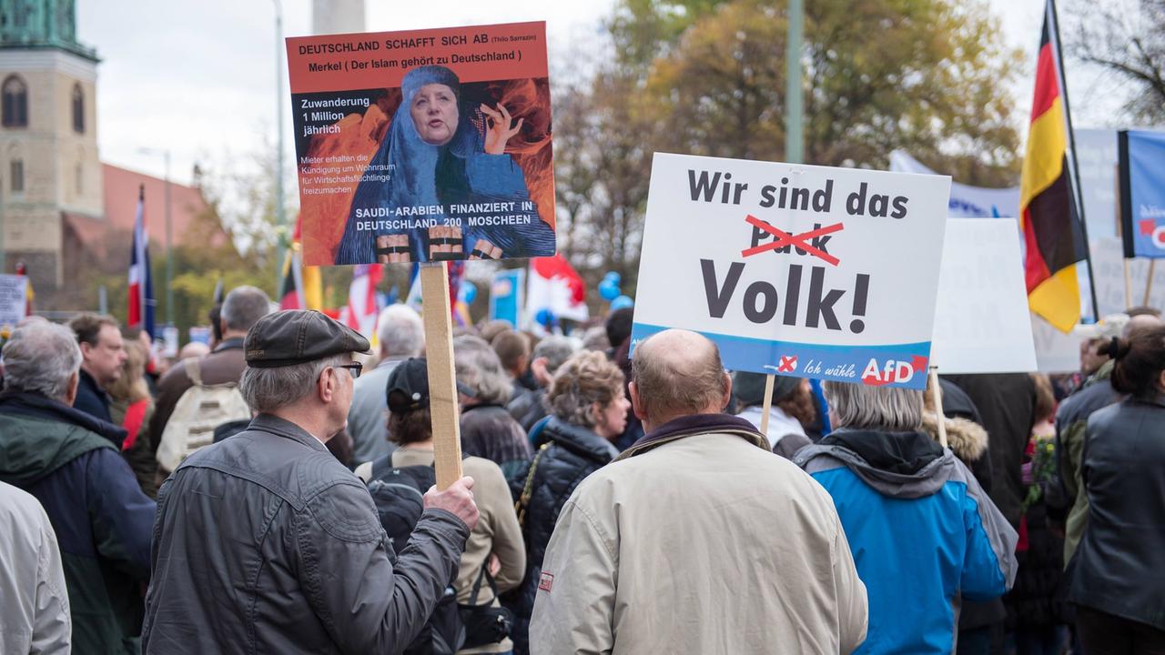 Bis zu 2.500 Anhänger der Alternative für Deutschland (AfD) bei einer Demonstration in Berlin