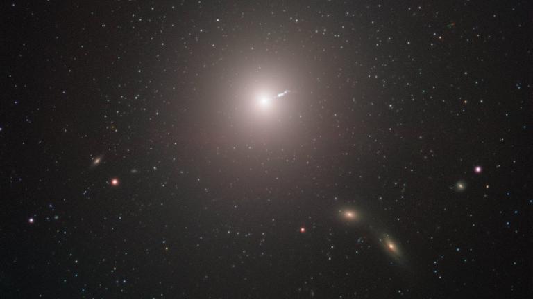 Die elliptische Riesengalaxie M 87 im Sternbild Jungfrau enthält ein sehr massereiches Schwarzes Loch