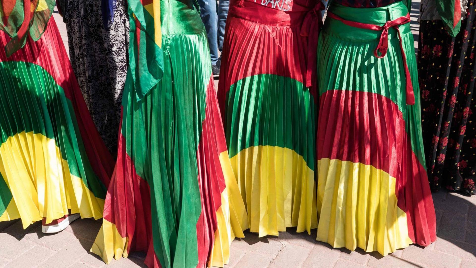 Röcke in den kurdischen Landesfarben