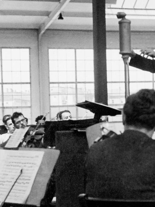 Wilhelm Furtwängler und die Berliner Philharmoniker proben in der Münchner Ausstellungshalle, Pfingsten 1935
