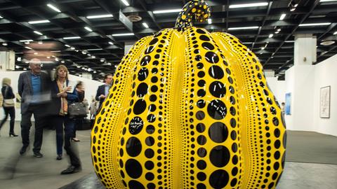 Ein Besucher geht in Köln am Kunstwerk "Pumpkin" aus dem Jahr 2016 von Yayoi Kusama vorbei.
