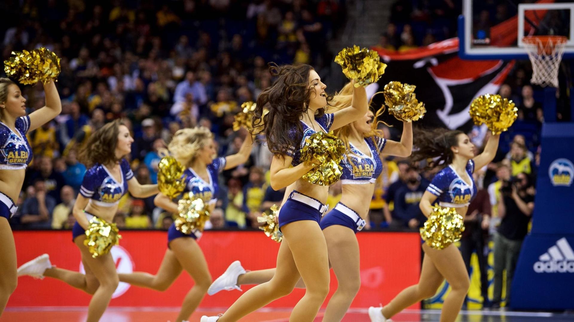 Das Bild zeigt die Cheerleader von dem Basketball-Verein Alba beim Tanzen