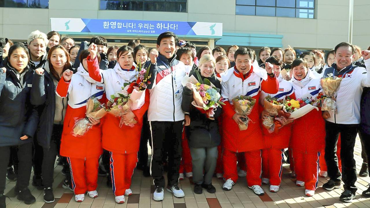 Trainer und Spieler aus Nord- und Südkorea begrüßen sich mit Blumen vor ihrem ersten gemeinsamen Training im Vorfeld der Olympischen Winterspiele im südkoreanischen Pyeongchang. Das Training fand im Jincheon National Training Center südöstlich von Seoul statt.