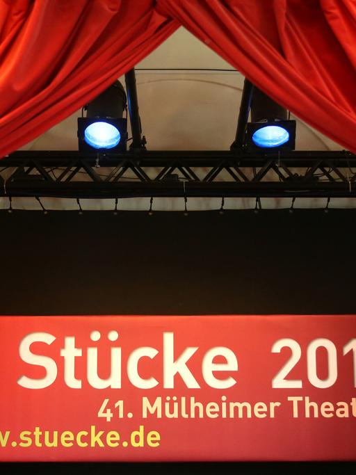 Blick auf die Bühne vom Theater an der Ruhr in Mülheim - zu sehen ist das Banner der 41. Mülheimer Theatertage