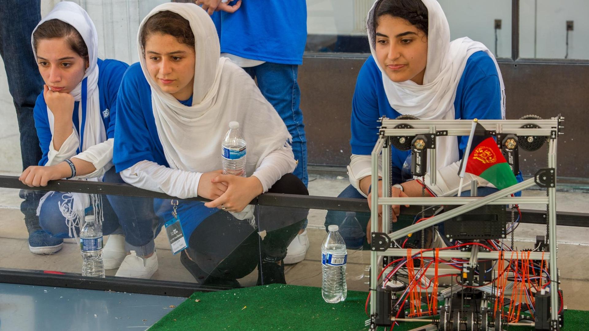 Das afghanische Mädchen-Team beim Roboterwettbewerb "First Global Challenge".
