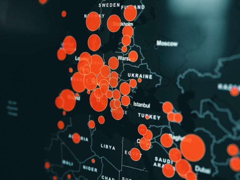 Rote Punkte zeigen auf einer digitalen Karte die Ausbruchszentren von COVID-19 in Europa an.
