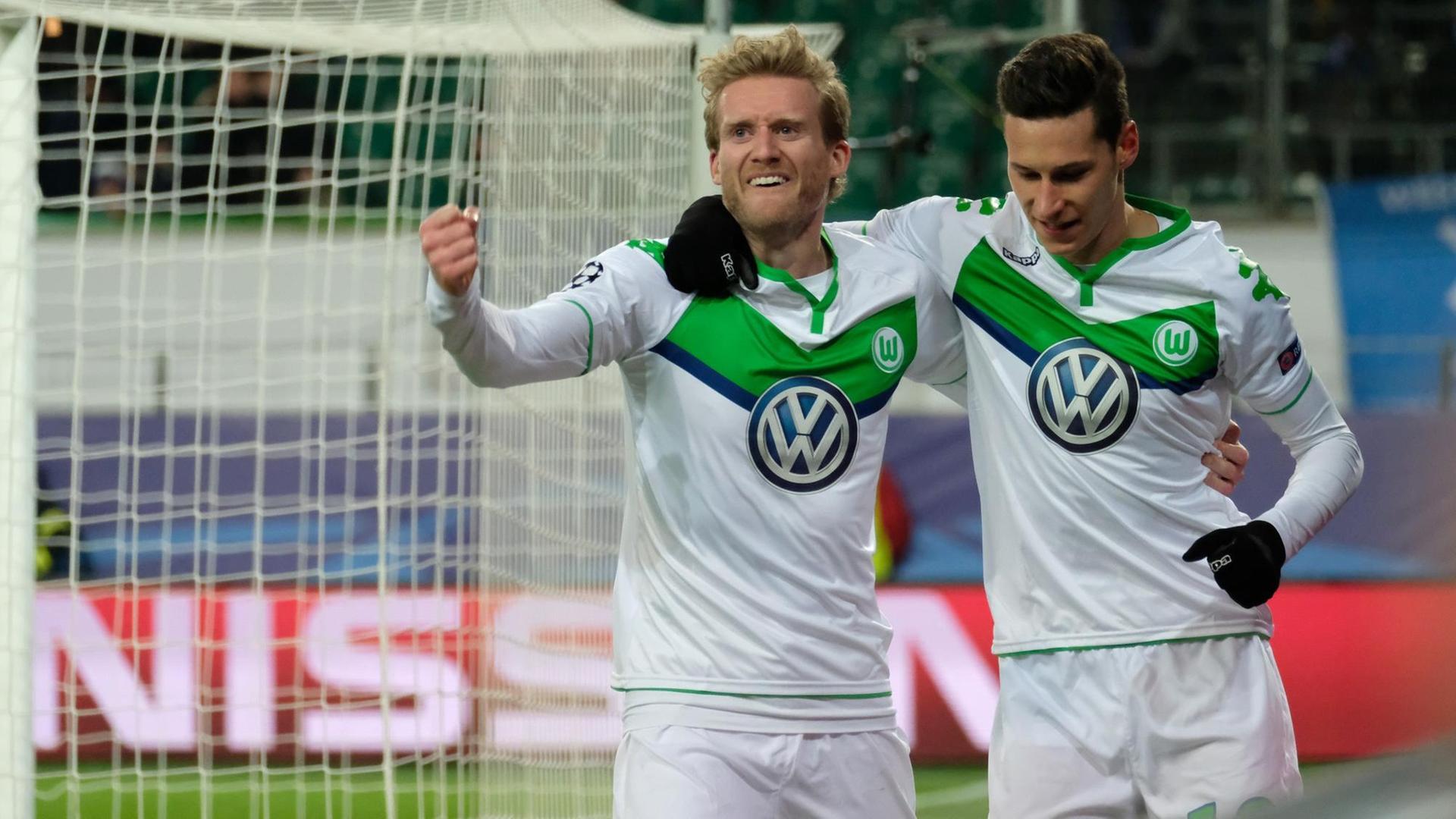 Schürrle jubelt und legt einen Arm um Draxler.