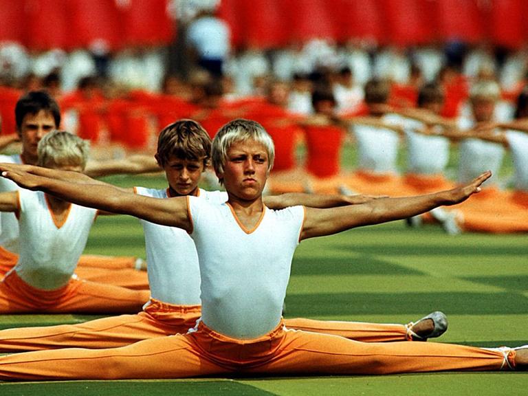 Junge Turner bei ihrem Auftritt 1983.