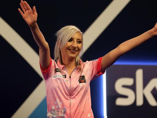 London: Darts: WM im Alexandra Palace.Fallon Sherrock hebt beide Arme in die Luft und jubelt.