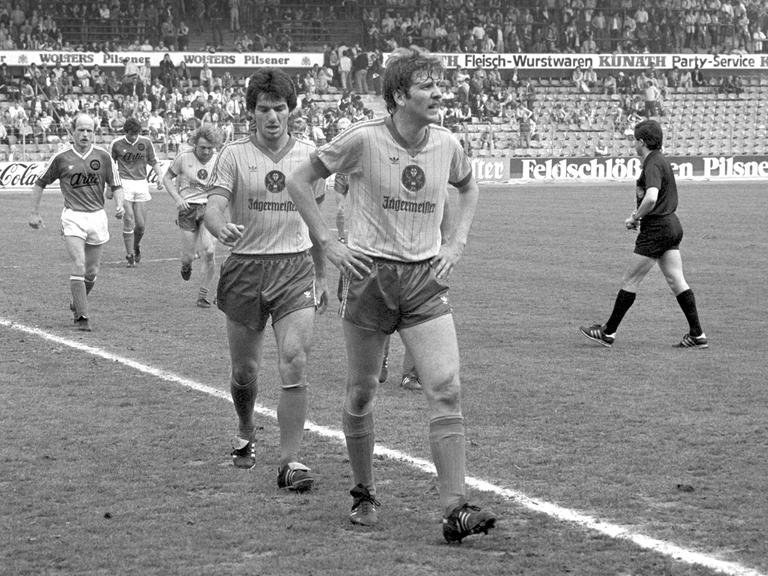 Fußball-Bundesliga - 1984/1985 - 11. Mai 1985 - 30. Spieltag - Eintracht Braunschweig - Borussia Dortmund 2:4 - Die Braunschweiger Reinhold Hintermaier (l) und Lars Ellmerich verlassen enttäuscht das Spielfeld.