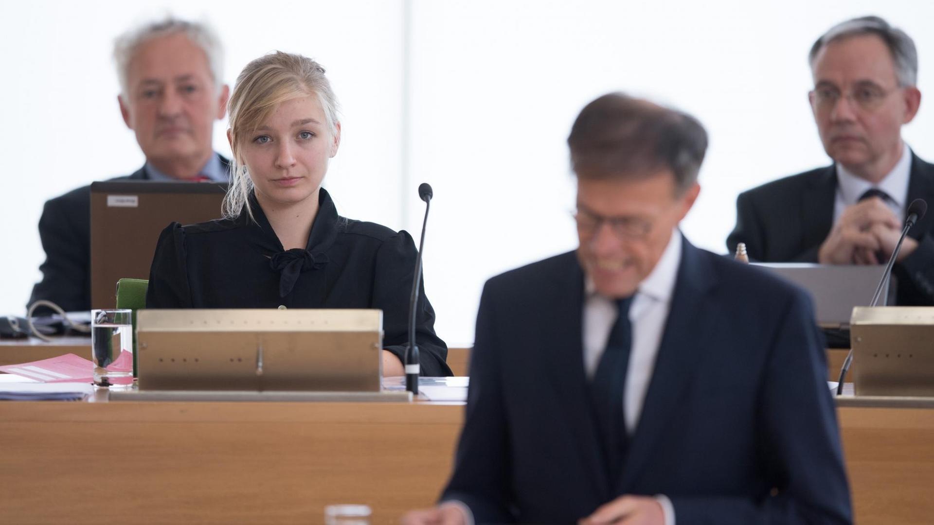Lucie Hammecke, Bündnis 90/Die Grünen und jüngste Abgeordnete im sächsischen Landtag, verfolgt im Oktober 2019 auf der konstituierenden Sitzung des Landtags die Rede von Matthias Rößler (CDU, vorn), Landtagspräsident, nach dessen Wiederwahl Lucie Hammecke, Bündnis 90/Die Grünen und jüngste Abgeordnete im sächsischen Landtag, verfolgt im Oktober 2019 auf der konstituierenden Sitzung des Landtags die Rede von Matthias Rößler (CDU, vorn), Landtagspräsident, nach dessen Wiederwahl