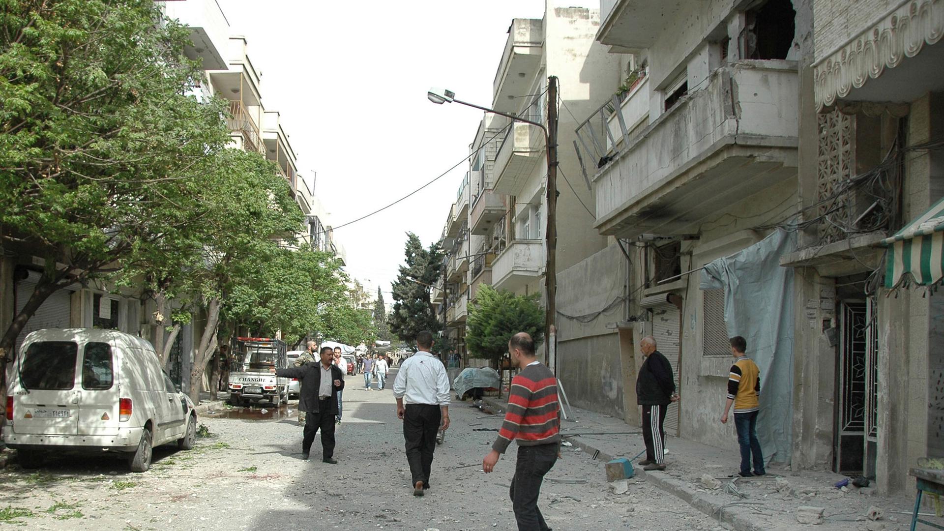 Blick in die Straße im Zentrum der syrischen Stadt Homs, in der eine Granate am 05. April 2014 ein Haus schwer beschädigt hat.