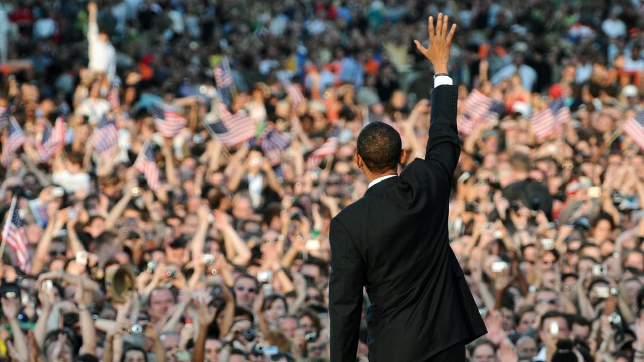 Der Präsidentschaftskandidat der US-Demokraten, Barack Obama, verabschiedet sich am 24.07.2008 an der Siegessäule in Berlin nach seiner Rede bei den Zuhörern. 