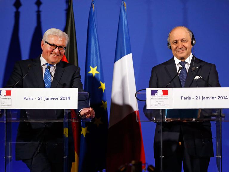 Der deutsche Außenminister Frank-Walter Steinmeier und sein französischer Kollege Laurent Fabius lachen während einer Pressekonferenz im Außenministerium in Paris.