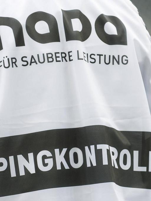 Ein Doping-Kontrolleur in der Fußball-Bundesliga