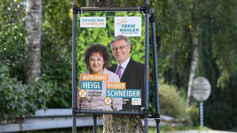 Das Wahlplakat der deutschen Kleinpartei Freie Wähler zeigt die Kandidaten Marianne Heigl und Rainer Schneider