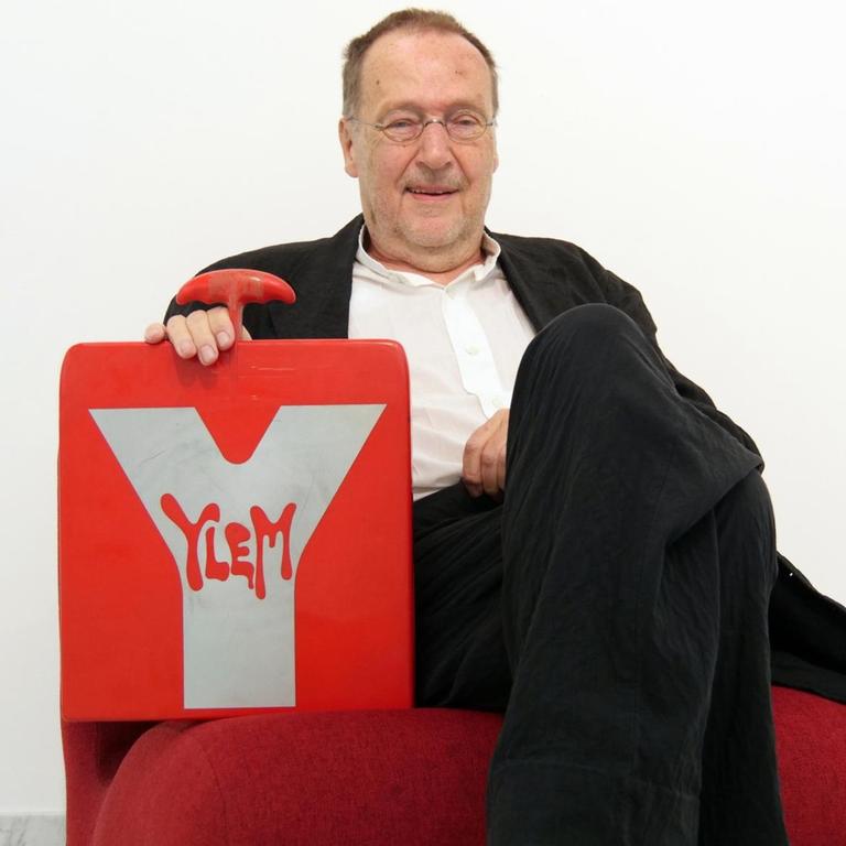 Design-Theoretiker Michael Erlhoff hält den Design-Koffer "Ylem" mit Entwürfen von Luigi Colani