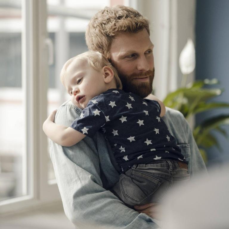 Ein Vater hält seinen Sohn auf dem Arm - Symbolfoto.