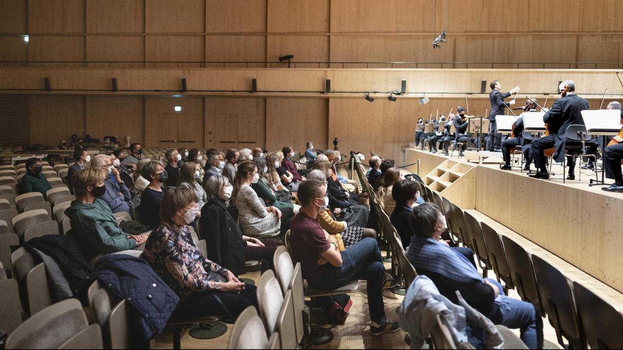 Das Tonhalle-Orchester unter der Leitung von Lionel Bringuier spielt das erste Konzert seit der Lockerung des Corona Massnahmen vor 50 Zuschauern, am Donnerstag, 22. April 2021, in der Tonhalle-Maag in Zürich