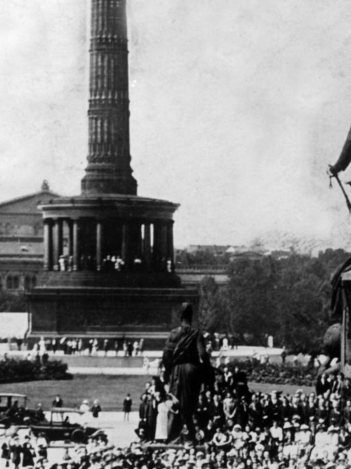 Eine große Menschenmenge nimmt zu Beginn des 1. Weltkrieges an einem Gottesdienst am Bismarckdenkmal in Berlin teil. (undatiertes Archivbild)