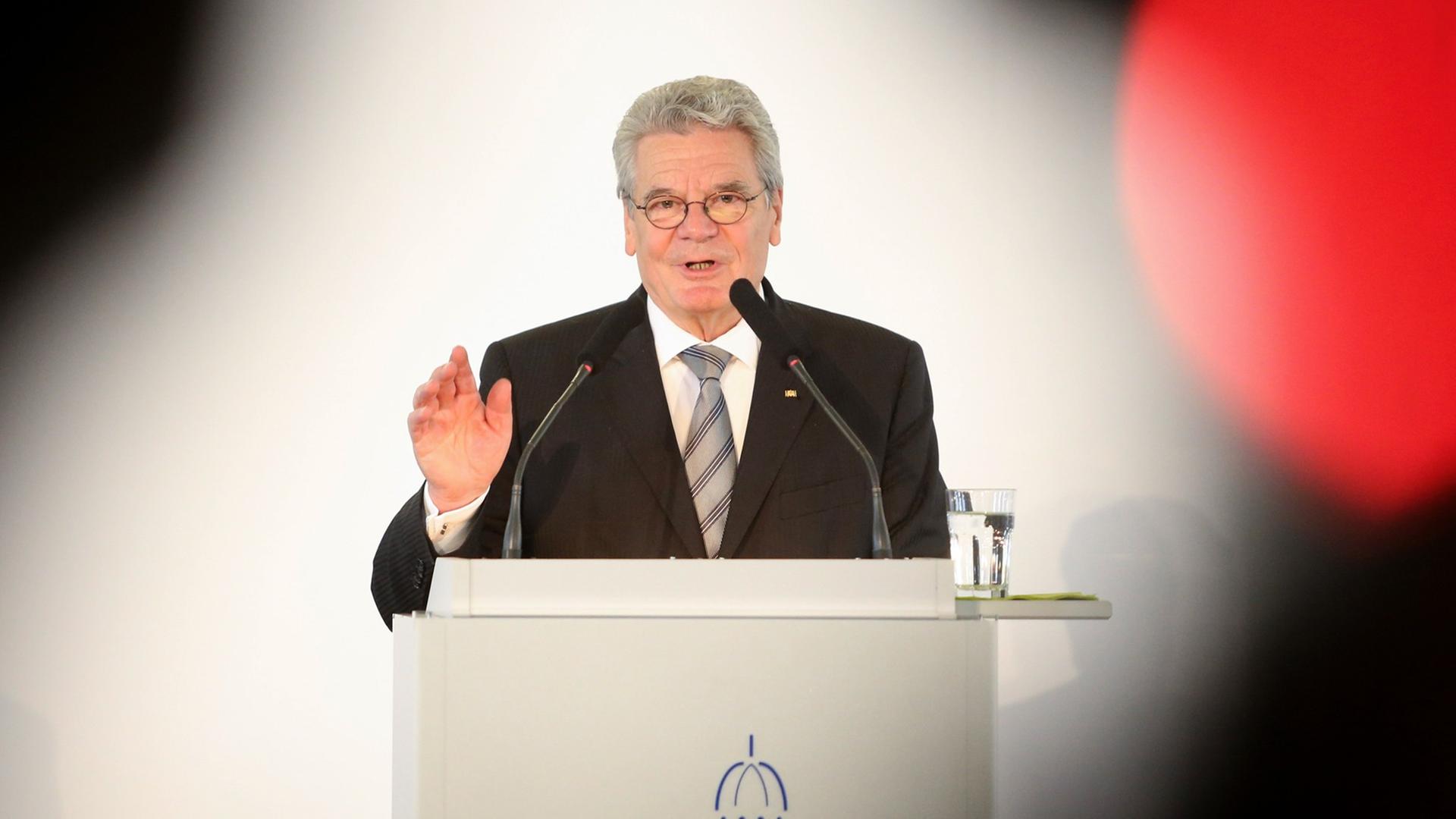 Bundespräsident Joachim Gauck spricht am 30.06.2014 in Berlin im Französischen Dom beim 14. Berliner Symposium zum Flüchtlingsschutz der Evangelischen Akademie zu Berlin.