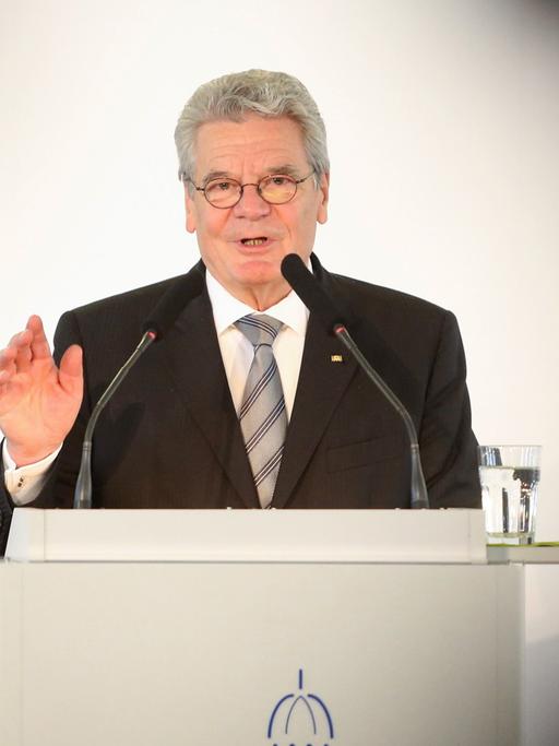 Bundespräsident Joachim Gauck spricht am 30.06.2014 in Berlin im Französischen Dom beim 14. Berliner Symposium zum Flüchtlingsschutz der Evangelischen Akademie zu Berlin.