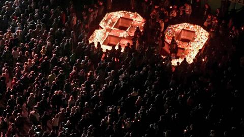 Zum Gedenkens an die Ereignisse in Leipzig am 9. Oktober 1989 haben zahlreiche Menschen auf dem Augustusplatz mit tausenden Kerzen eine grosse 89 erstellt.