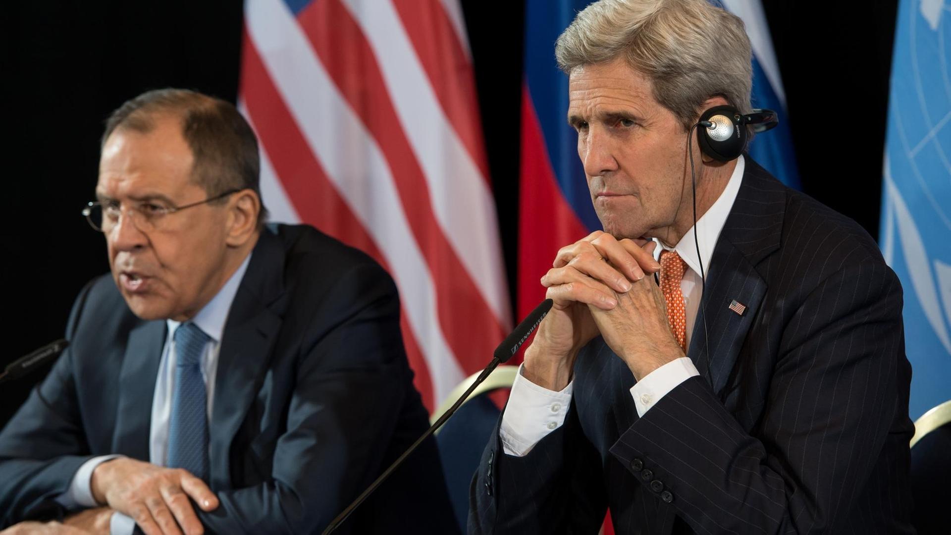 Die Außenminister Russlands und der USA, Sergej Lawrow (l) und John Kerry auf einer Pressekonferenz in München nach Ende der Sicherheitskonferenz.