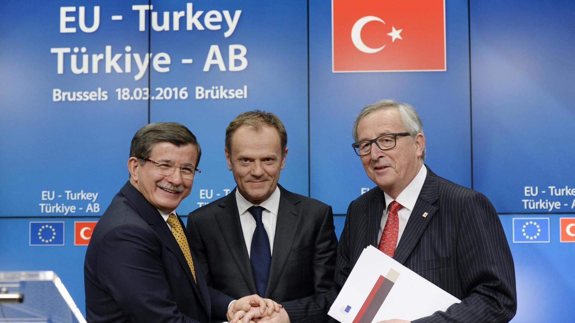 Der türkische Ministerpräsident Ahmet Davutoglu, EU-Präsident Donald Tusk (Mitte) und Präsident der Europäischen Union Jean-Claude Juncker (Rechts) nach dem Gipfeltreffen der Europäischen Union im EU-Ratsgebäude in Brüssel.