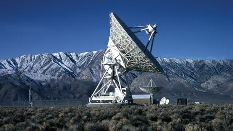Das Radioteleskop im Owens Valley in Kalifornien gehört zum VLBA