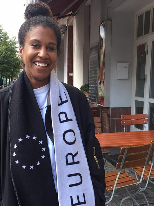 Kate Dehn, eine junge Frau, mit ihrem Europa-Fanschal