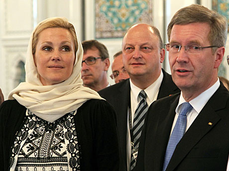 Bundespräsident Christian Wulff und seine Frau Bettina besuchen im Oman die Sultan-Qabus-Moschee. In der Mitte der damalige Sprecher des Bundespräsidenten, Olaf Glaeseker.