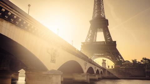Eine alte Ansicht von Paris mit Eiffelturm.