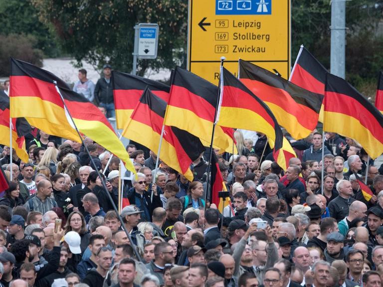 1. September 2018: Teilnehmer einer Demonstration von AfD und dem ausländerfeindlichen Bündnis Pegida, der sich auch Teilnehmer der Kundgebung der rechtspopulistischen Bürgerbewegung Pro Chemnitz anschlossen