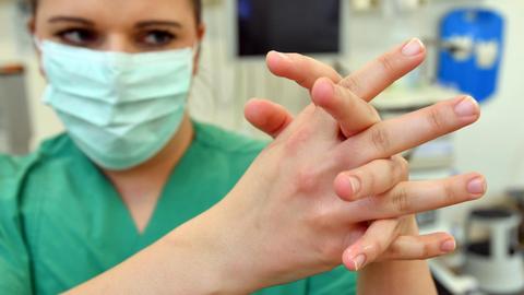 Krankenschwester Laura von der GLG, Gesellschaft für Leben und Gesundheit mbH, reinigt sich ihre Hände am 05.05.2017 mit Desinfektionsmittel im Kreiskrankenhaus in Prenzlau (Brandenburg). Foto: Patrick Pleul/dpa-Zentralbild/ZB | Verwendung weltweit