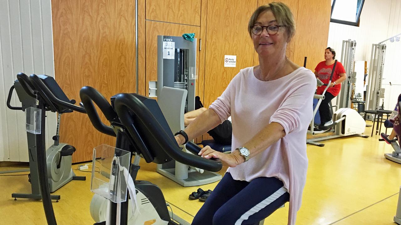 Drei Tage Bettruhe nach der ersten Hüft-OP vor neun Jahren hatten sie Kraft und Fitness gekostet: Jetzt trainiert Renate Ulrichs, weil es sie voranbringt.