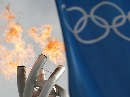 Das Olympische Feuer brennt während der Winterspiele in Turin 2006