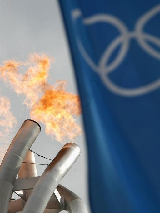 Das Olympische Feuer brennt während der Winterspiele in Turin 2006