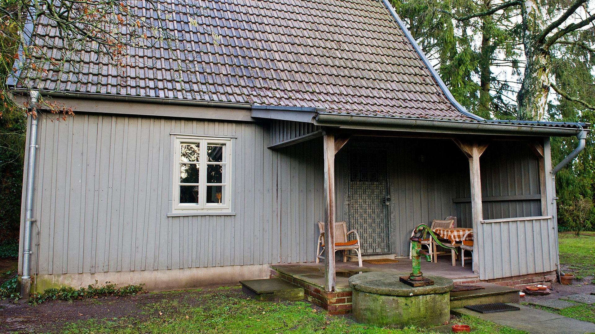 Das ehemalige Haus des Schriftstellers Arno Schmidt steht am 08.01.2014 in Bargfeld (Niedersachsen).