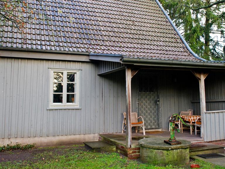Das ehemalige Haus des Schriftstellers Arno Schmidt steht am 08.01.2014 in Bargfeld (Niedersachsen).