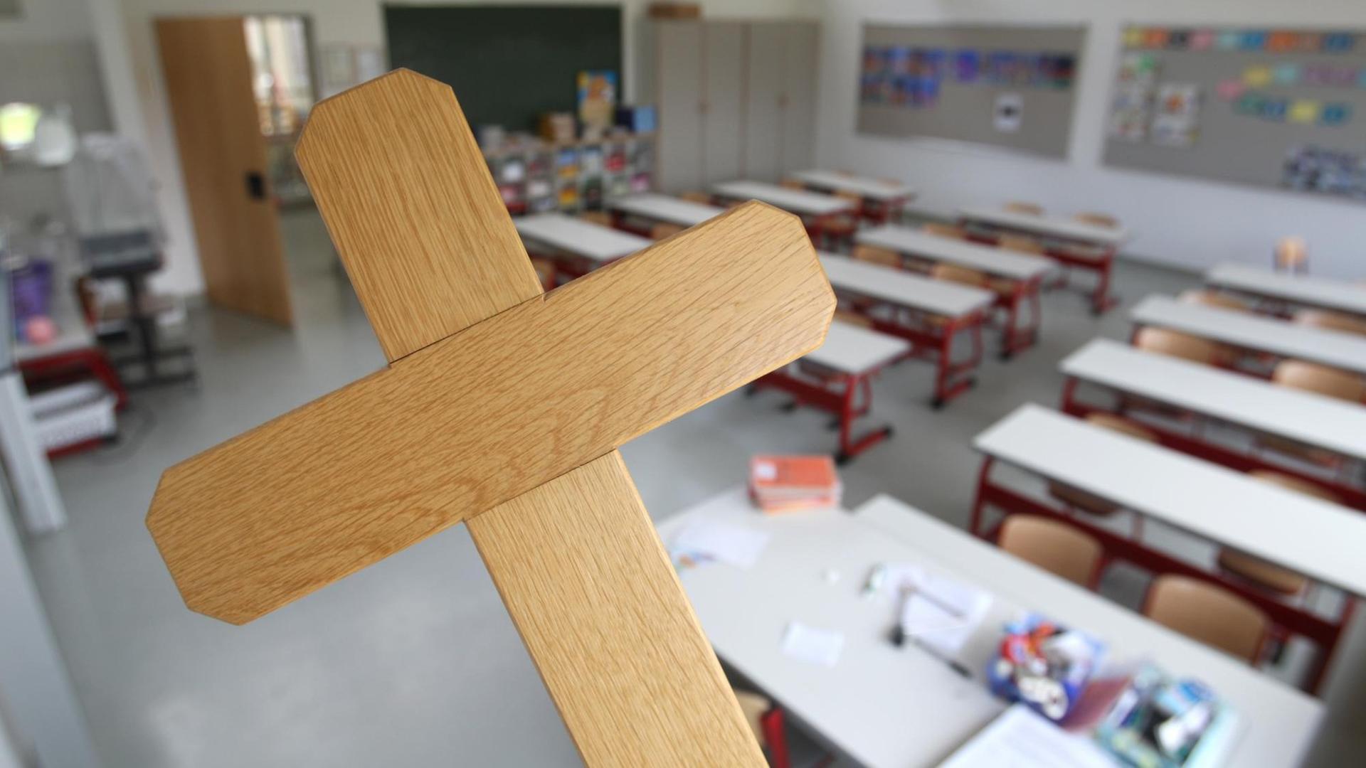 Ein Kreuz im Klassenzimmer einer Grundschule. (Foto: Karl-Josef Hildenbrand)