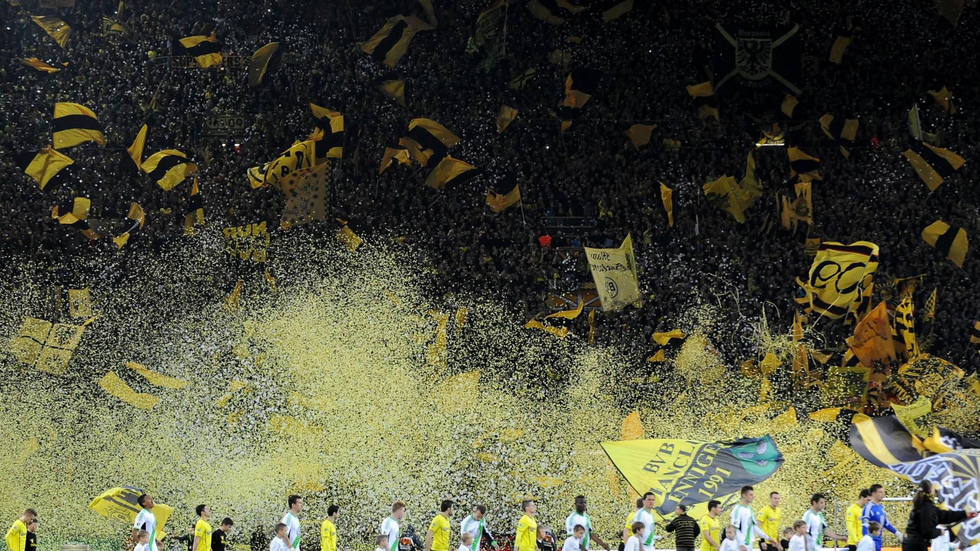 Fußball DFB-Pokal Halbfinale: Borussia Dortmund - VfL Wolfsburg am 15.04.2014 im Signal Iduna Park in Dortmund

Beide Mannschaften laufen ein
Foto: Revierfoto